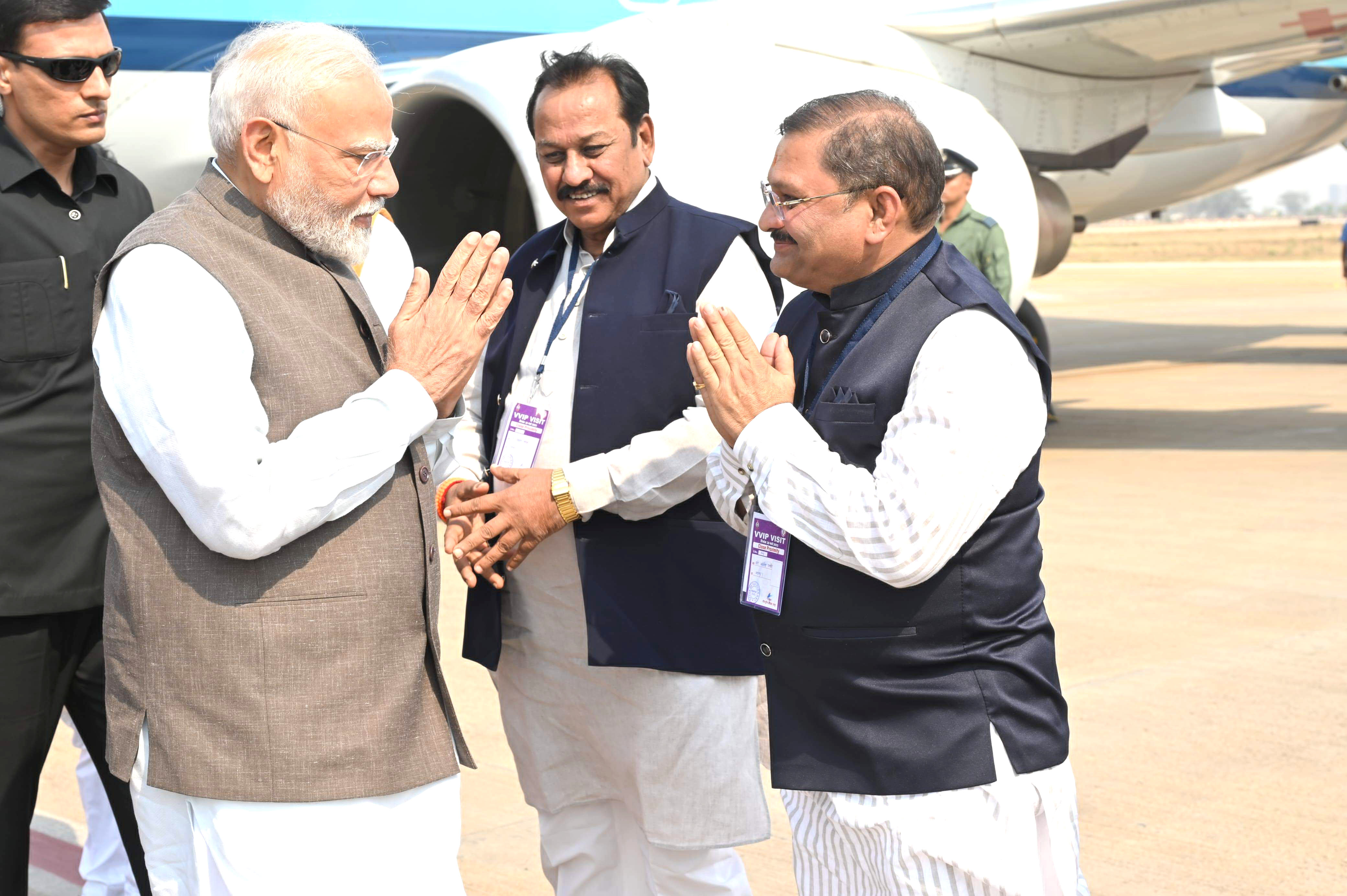 पीएम मोदी का सांसद ने किया स्वागत पीएम मोदी का सांसद ने किया स्वागत