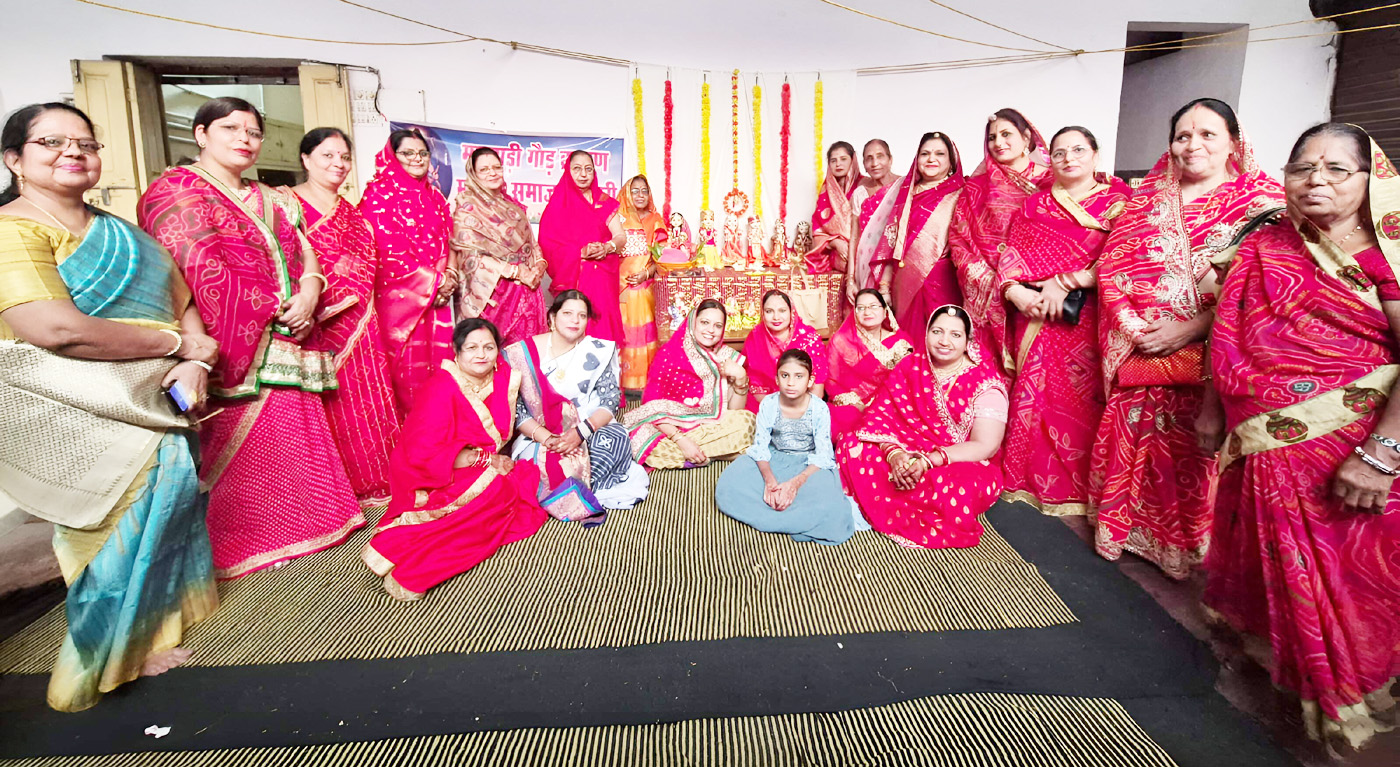 सुहागिन महिलाओं ने पति की दीर्घायु के लिए रखा व्रत, निकाली शोभायात्रा सुहागिन महिलाओं ने पति की दीर्घायु के लिए रखा व्रत, निकाली शोभायात्रा