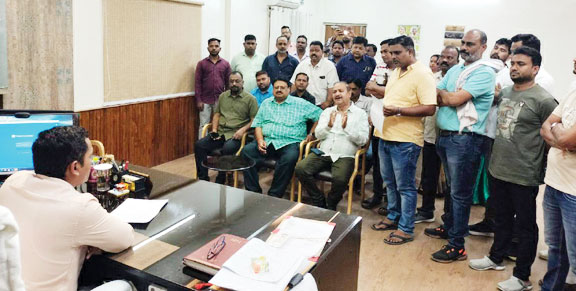 बदहाल कानून-व्यवस्था को व्यवस्थित करने कांग्रेसियों ने एसपी से की मुलाकात बदहाल कानून-व्यवस्था को व्यवस्थित करने कांग्रेसियों ने एसपी से की मुलाकात