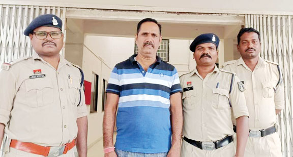 मिलावटी शराब मामले में फरार आरोपी रायपुर से गिरफ्तार मिलावटी शराब मामले में फरार आरोपी रायपुर से गिरफ्तार