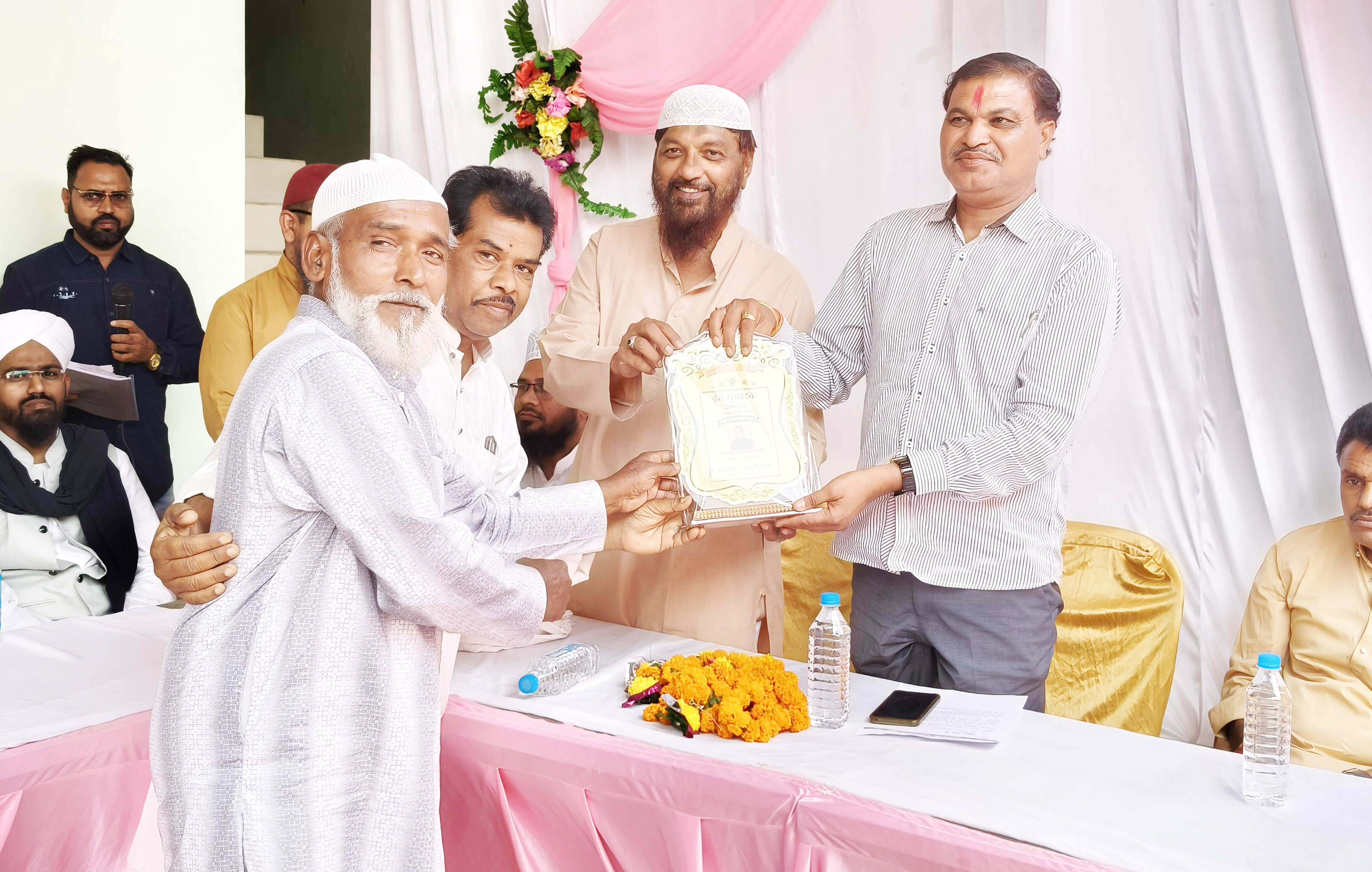 ईद मिलन समारोह में जनप्रतिनिधियों का सम्मान ईद मिलन समारोह में जनप्रतिनिधियों का सम्मान