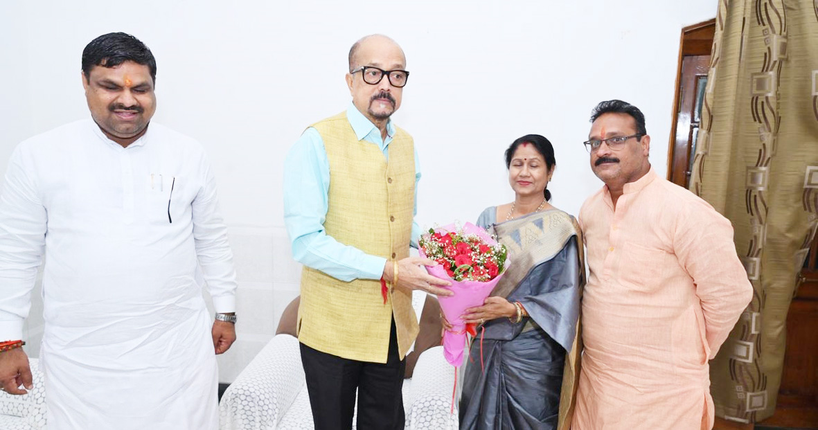 राज्यपाल से विधायक,महापौर व सभापति ने भेंट कर नवरात्रि की शुभकामनाएं दी राज्यपाल से विधायक,महापौर व सभापति ने भेंट कर नवरात्रि की शुभकामनाएं दी