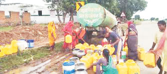 गांवों में पेयजल संकट गहराया, टैंकरों से आपूर्ति