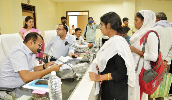 जनदर्शन: अफसरों को दिए त्वरित निराकरण के निर्देश जनदर्शन: अफसरों को दिए त्वरित निराकरण के निर्देश