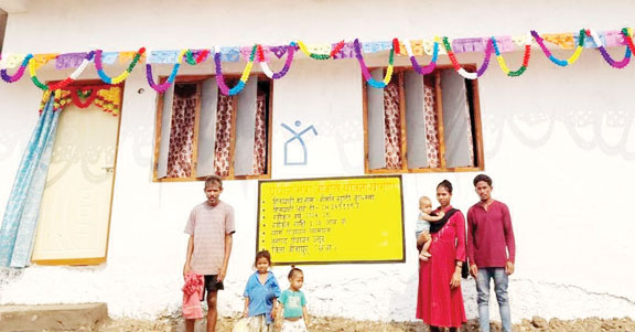 कैम्प लगने से बदली गांव की तस्वीर: धरमारम में पहलीबार बना पक्का आवास कैम्प लगने से बदली गांव की तस्वीर: धरमारम में पहलीबार बना पक्का आवास