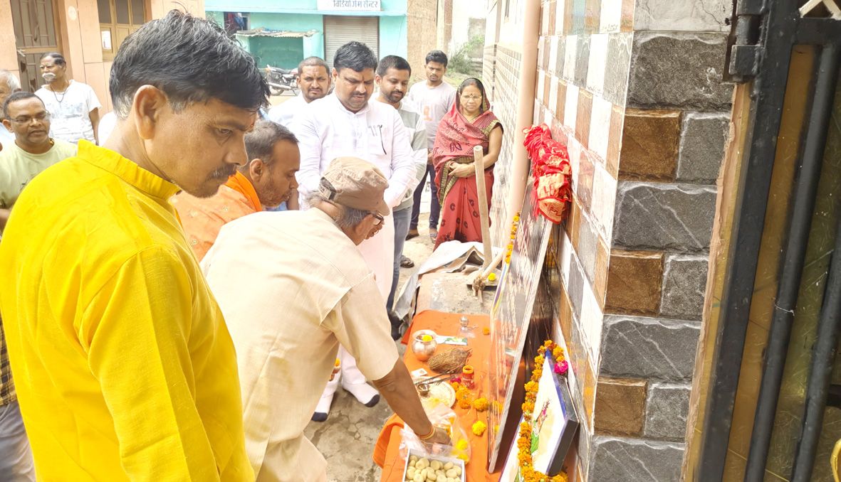 सीमेंटीकरण सडक़, विधायक ने किया भूमिपूजन सीमेंटीकरण सडक़, विधायक ने किया भूमिपूजन