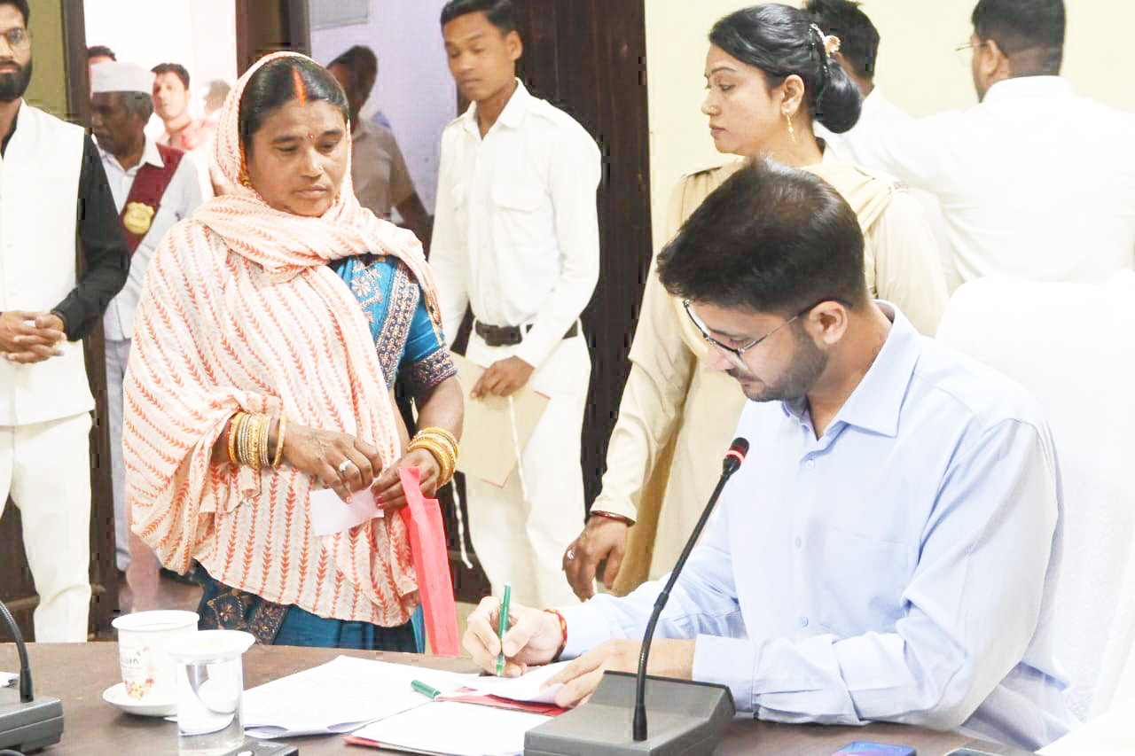 कलेक्टर ने जनदर्शन मे सुनी समस्याएं, शीघ्र निराकरण के निर्देश