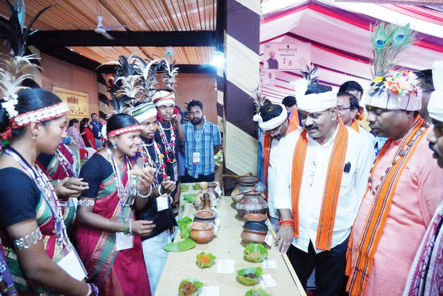 बस्तर पंडुम महोत्सव: उप मुख्यमंत्री ने स्टालों का लिया जायजा