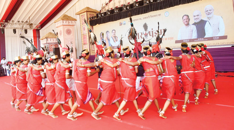 बस्तर पंडुम में लोक नृत्य, दर्शक मंत्रमुग्ध