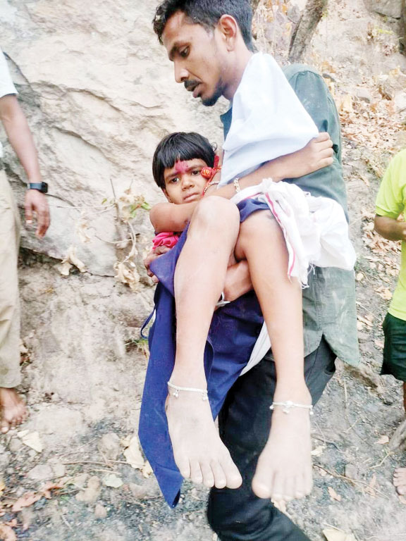 बंदर के हमले से डरी बच्ची का सीढ़ी से पैर फिसला, 200 फीट गहरी खाई में जा गिरी बंदर के हमले से डरी बच्ची का सीढ़ी से पैर फिसला, 200 फीट गहरी खाई में जा गिरी