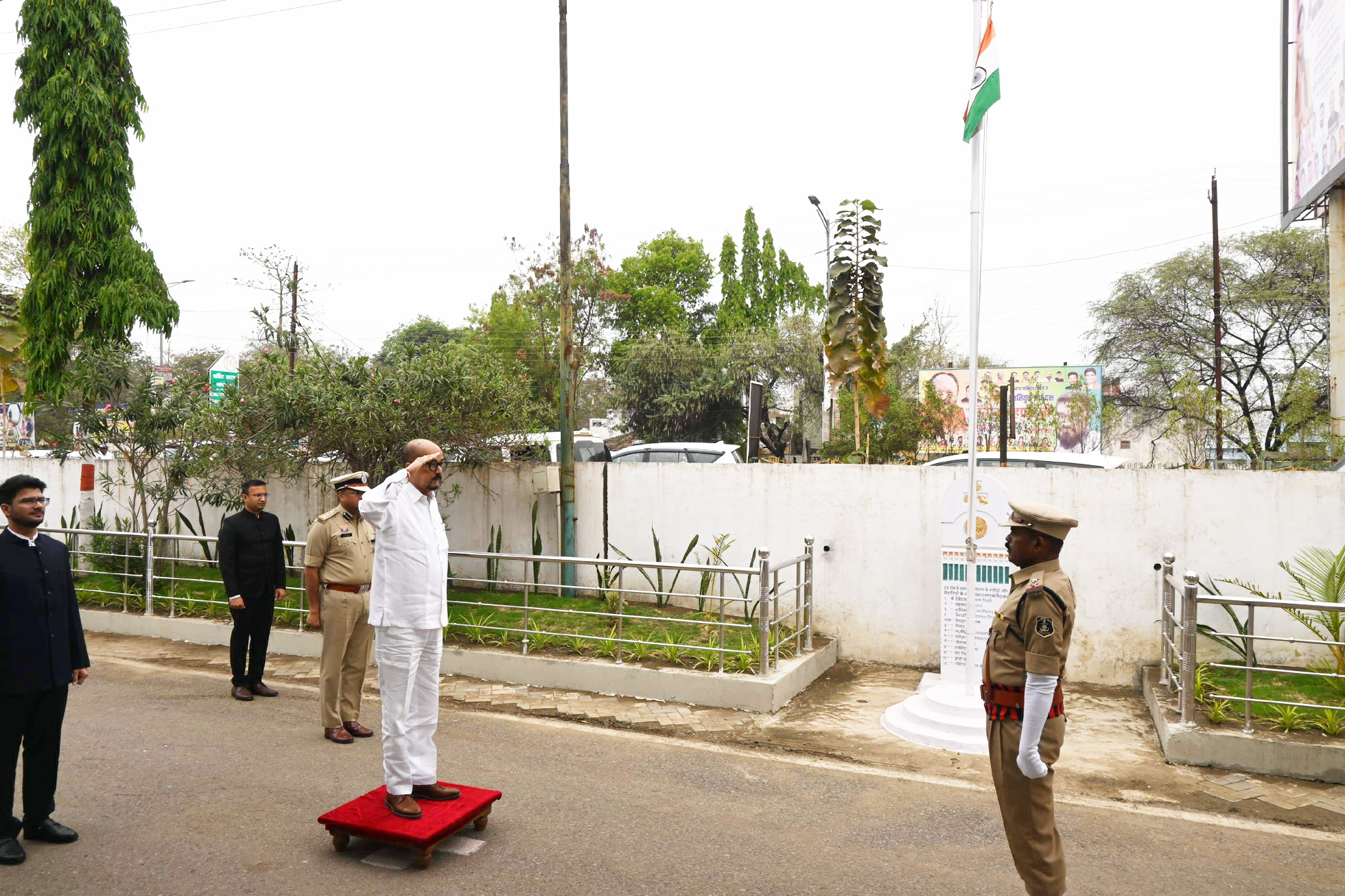राज्यपाल रमेन डेका को दिया गया गार्ड ऑफ ऑनर