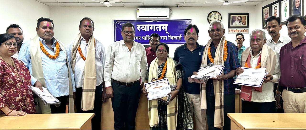 निगम भिलाई के 5 कर्मचारियों को दी गई ससम्मान बिदाई निगम भिलाई के 5 कर्मचारियों को दी गई ससम्मान बिदाई