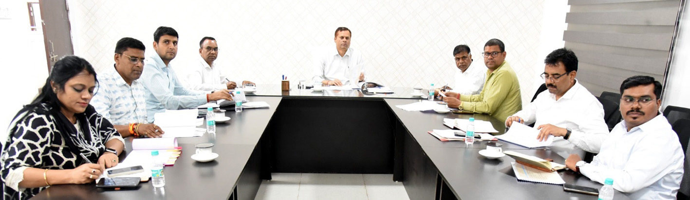 कमिश्नर ने संभाग स्तर पर निगमों की ली समीक्षा बैठक कमिश्नर ने संभाग स्तर पर निगमों की ली समीक्षा बैठक