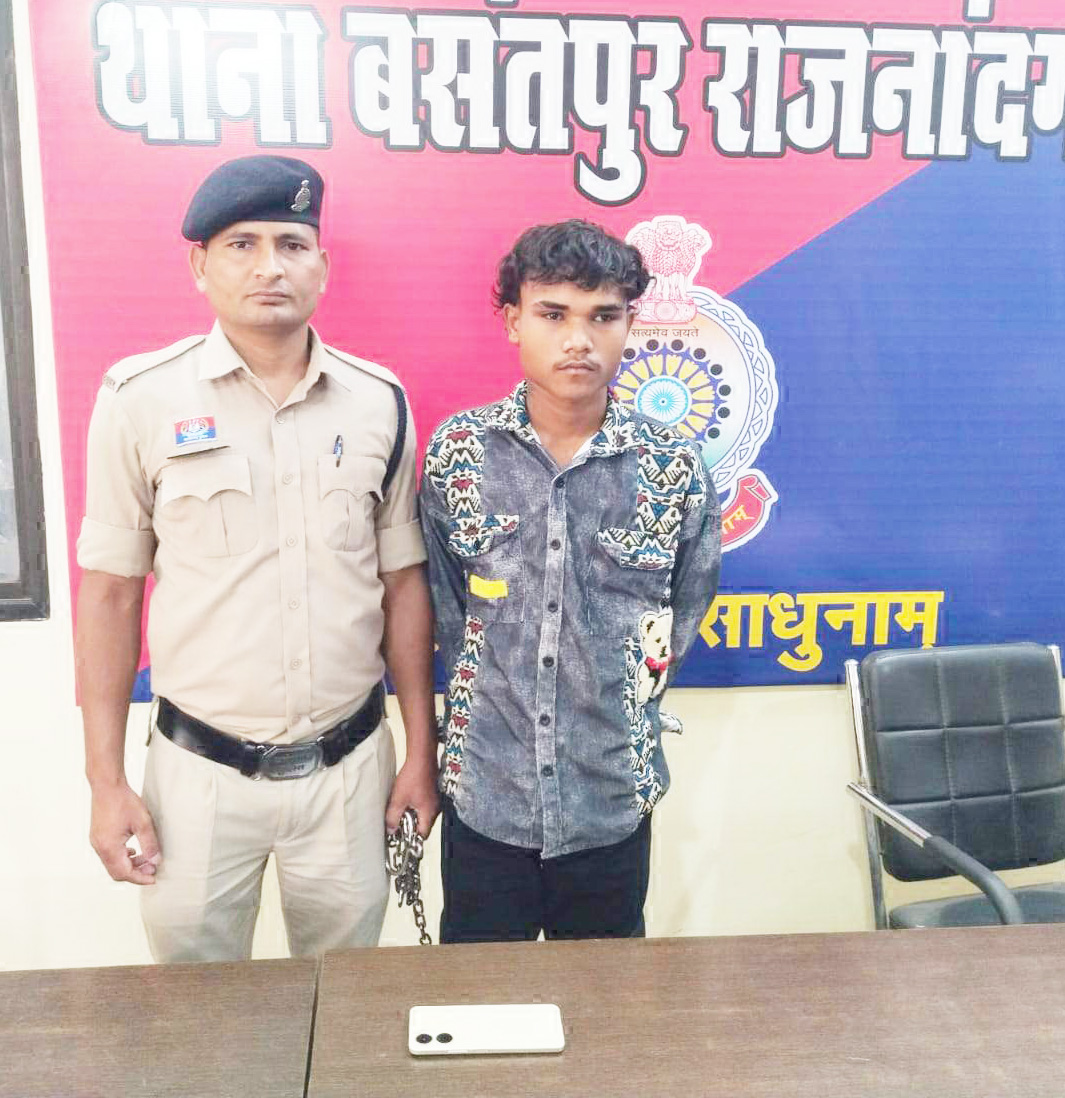 युवती से मोबाइल झपटमारी, नाबालिग समेत 2 आरोपी गिरफ्तार युवती से मोबाइल झपटमारी, नाबालिग समेत 2 आरोपी गिरफ्तार