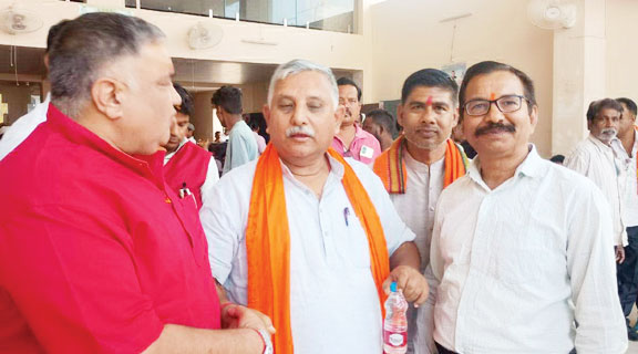  पाठ्य पुस्तक निगम के अध्यक्ष राजा पांडे का लखनपुर में भव्य स्वागत