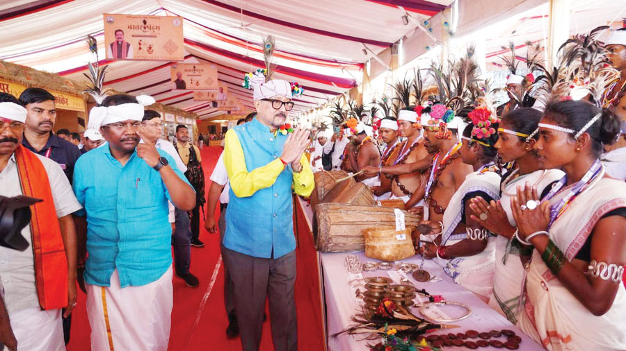 राज्यपाल ने स्टालों का लिया जायजा