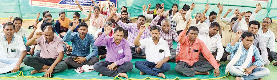 पंचायत सचिवों की अनिश्चितकालीन हड़ताल जारी