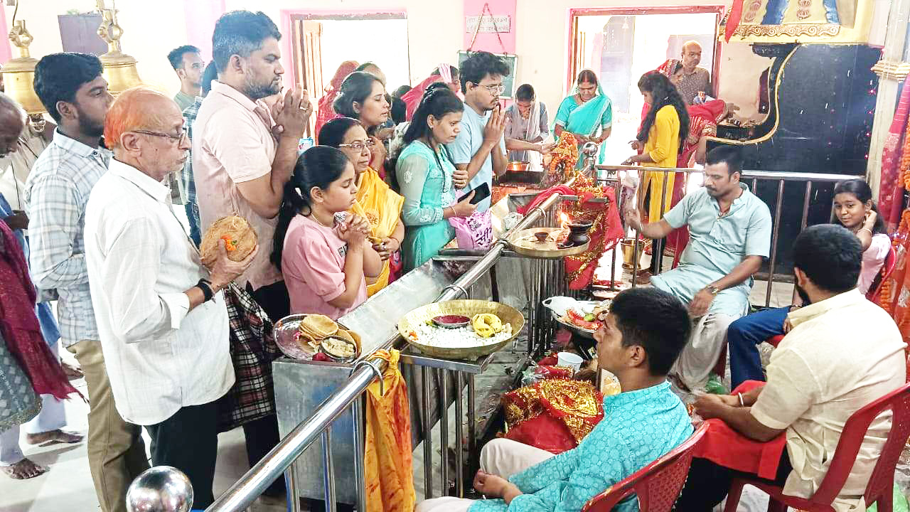 अष्टमी पर हवन, मंदिरों में श्रद्धालुओं की भीड़  घरों में नौ कन्या भोज का दौर