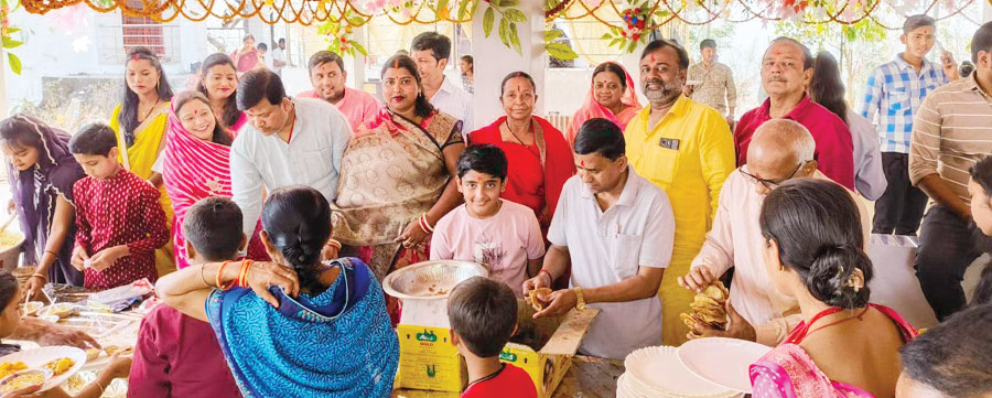 महाअष्टमी पर मंदिरों में श्रद्धालुओं की उमड़ी भीड़ महाअष्टमी पर मंदिरों में श्रद्धालुओं की उमड़ी भीड़