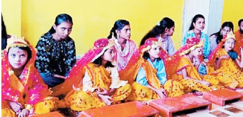 महाष्टमी पर मंदिरों और लोगों ने अपने घरों में कन्याओं को कराया भोजन 