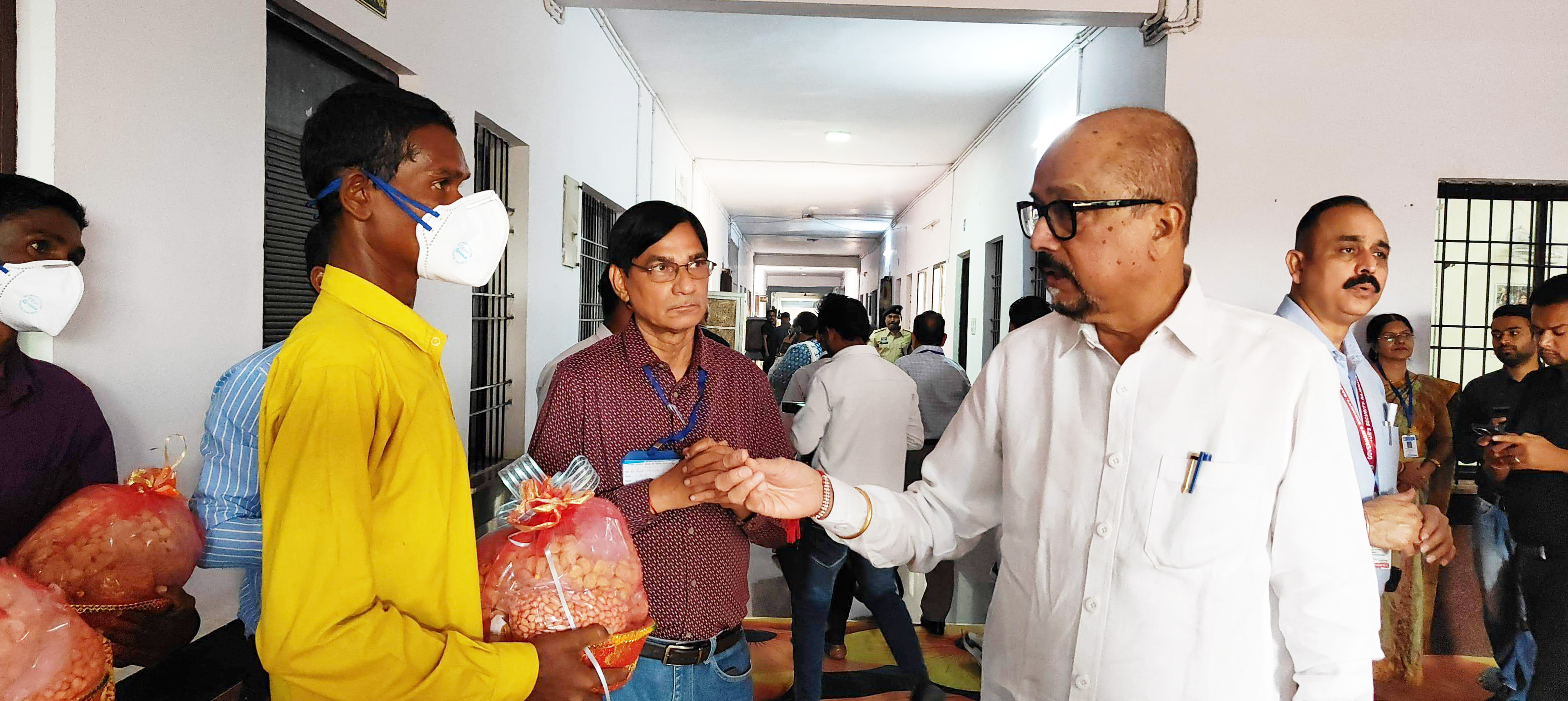 राज्यपाल ने टीबी मरीजों को वितरित किया फूड बास्केट