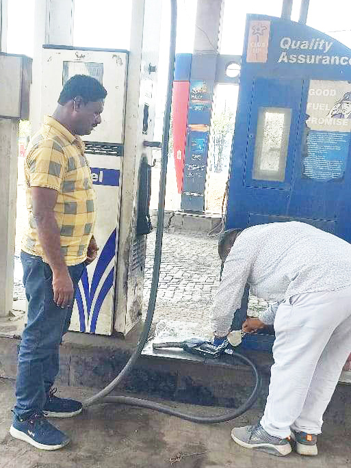 किराया नहीं किया जमा, पेट्रोल पंप सहित तीन दुकानें सील