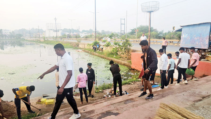 पूर्व सैनिक परिषद ने बंधा तालाब में चलाया स्वच्छता अभियान, युवाओं को दिया जागरूकता का संदेश