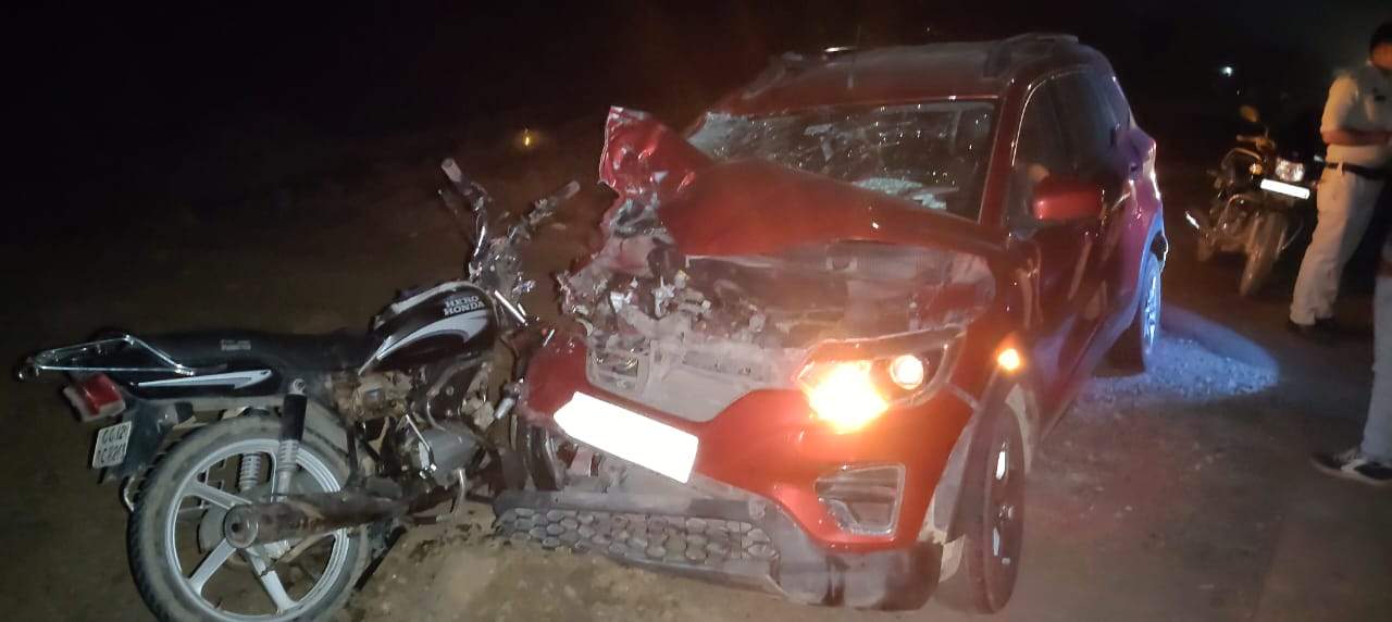 कार ने बाईक को मारी ठोकर, तीन युवकों की मौत