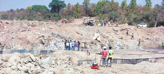 नहीं थम रहा धनवादा पॉवर प्लांट का विवाद, अब सरपंच पति के खिलाफ थाने में शिकायत