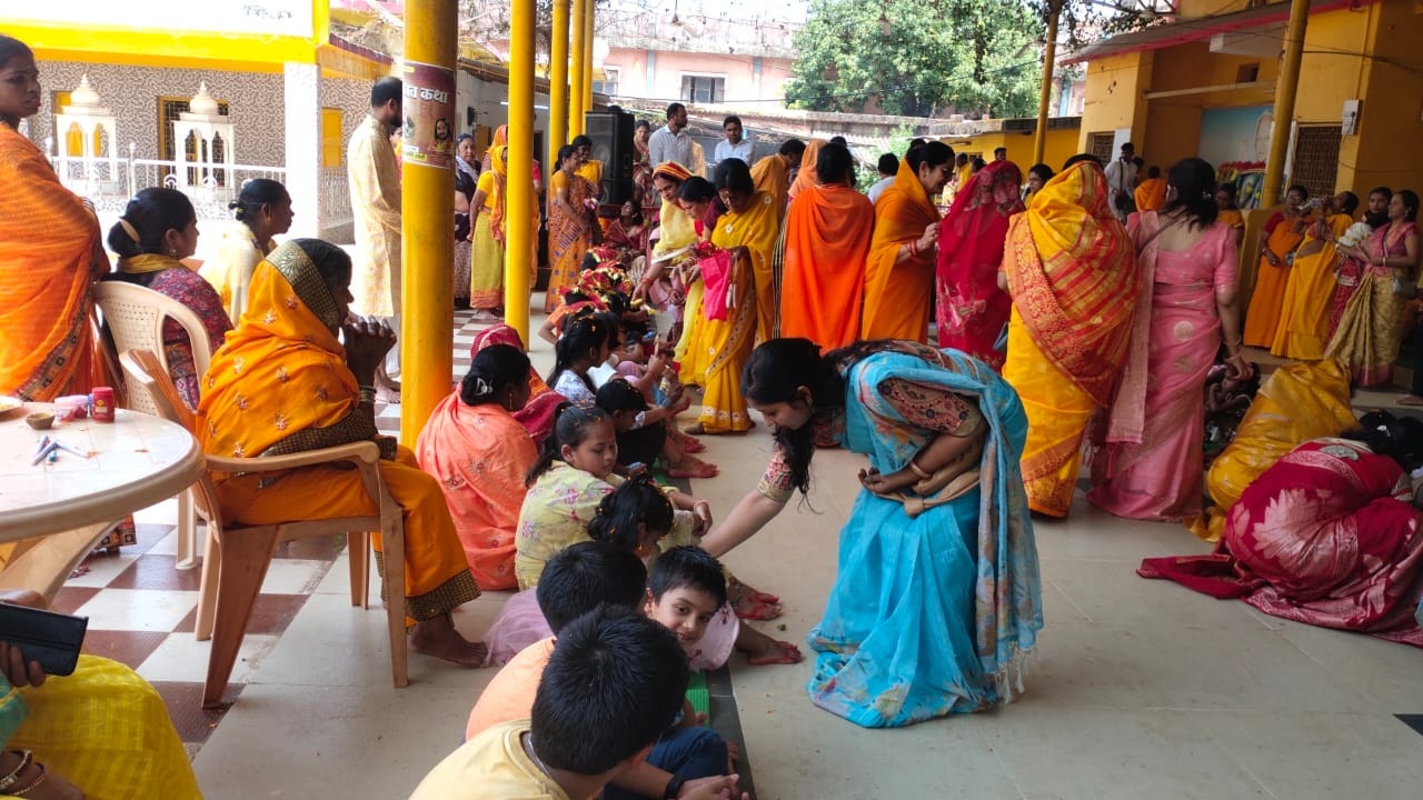 गायत्री मंदिर में कन्याभोज के साथ सामूहिक भोज 