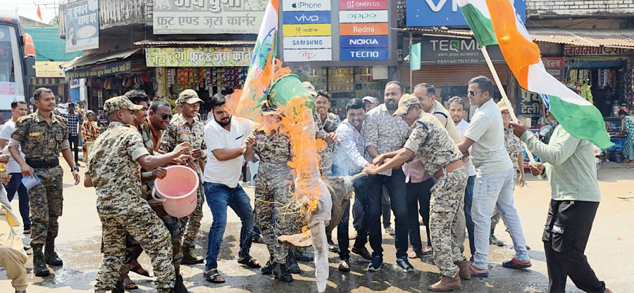 सीएम का पुतला फूंका, कांग्रेस ने की इस्तीफे की मांग