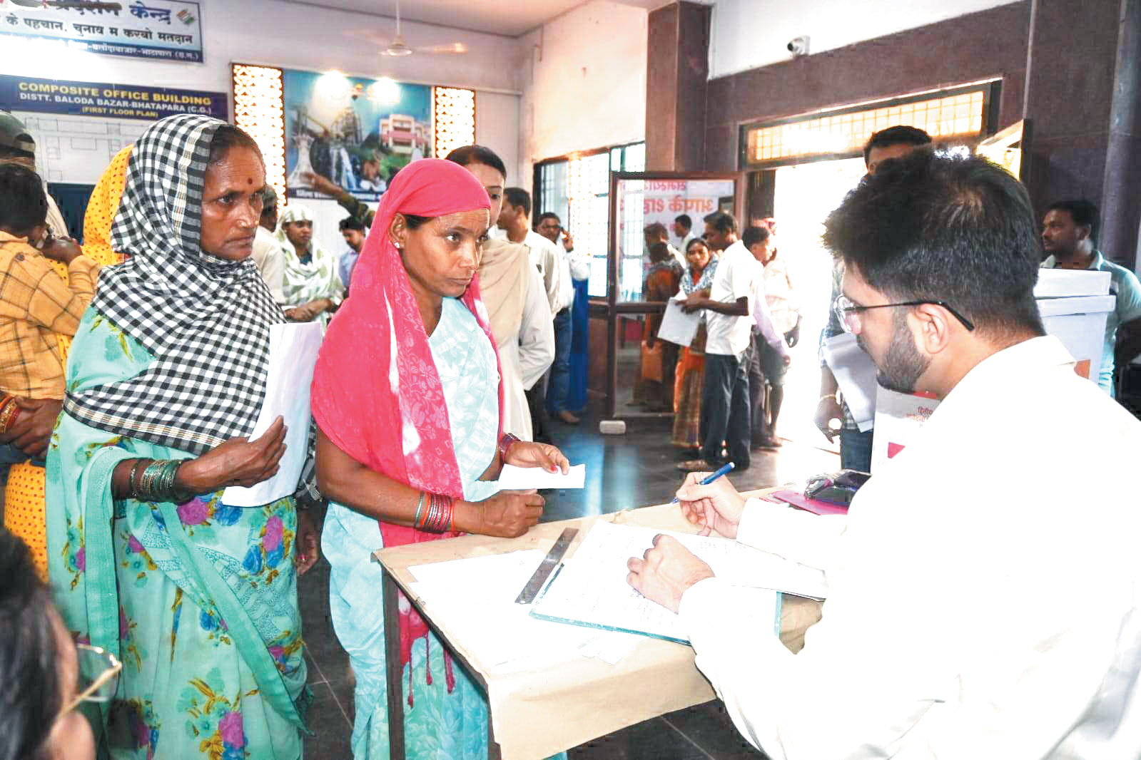 सुशासन तिहार शुरू, कलेक्टर ने स्वयं आवेदकों से आवेदन लेकर दी पावती