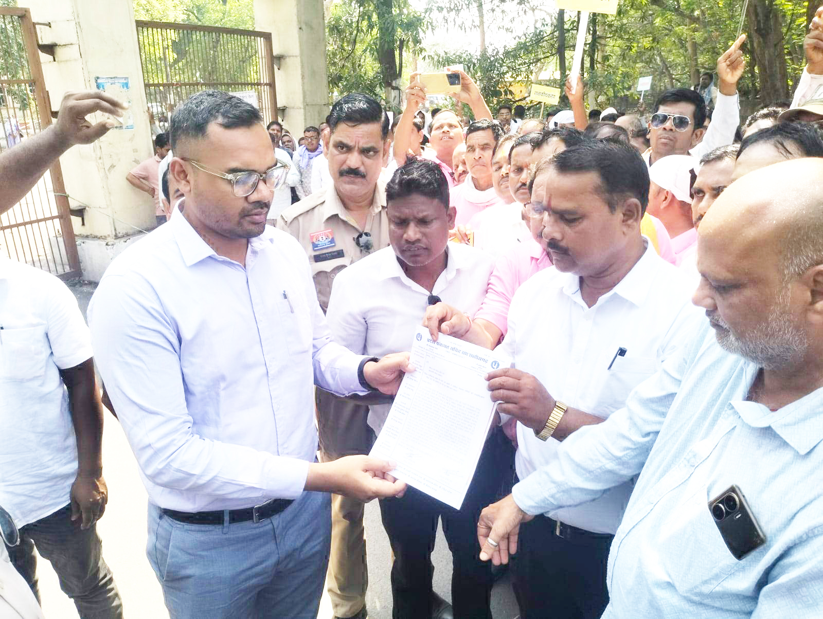 पंचायत सचिवों का प्रदर्शन, पीएम के नाम कलेक्टर को सौंपा ज्ञापन 