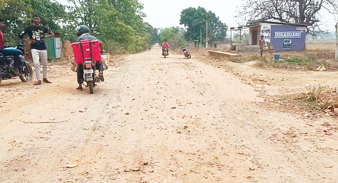 जर्जर सडक़,  ग्रामीण आंदोलन की कर रहे तैयारी 