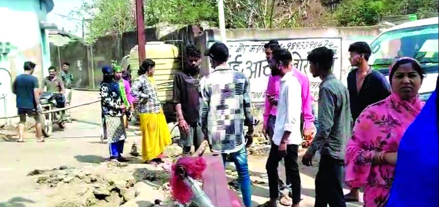 वार्ड 22 में चक्काजाम, भीड़ ने महापौर-पार्षद, कमिश्नर-जेसी के लिए जो मुंह में आया कहा वार्ड 22 में चक्काजाम, भीड़ ने महापौर-पार्षद, कमिश्नर-जेसी के लिए जो मुंह में आया कहा
