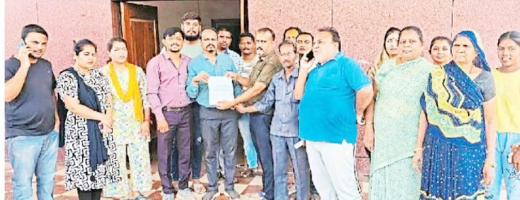 सार्वजनिक जगह में बोर कराने के बाद भी मोहल्लेवासियों को नहीं दे रहा पानी 