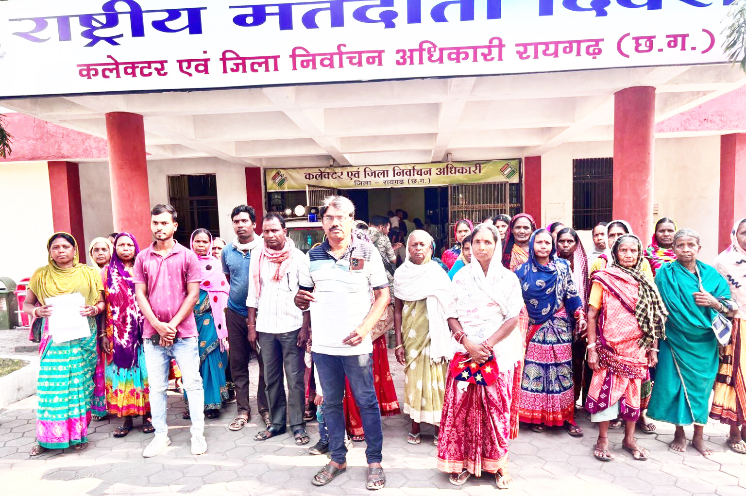 अवैध शराब बिक्री से तंग ग्रामीणों ने कलेक्टर से लगाई गुहार अवैध शराब बिक्री से तंग ग्रामीणों ने कलेक्टर से लगाई गुहार