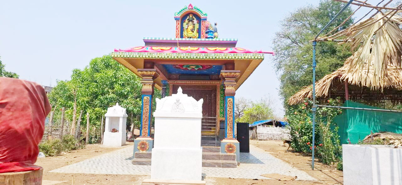 भगवान बालाजी की ऐसी आस्था कि आदिवासी युवक ने पत्नी के लिए बनाया भव्य मंदिर भगवान बालाजी की ऐसी आस्था कि आदिवासी युवक ने पत्नी के लिए बनाया भव्य मंदिर