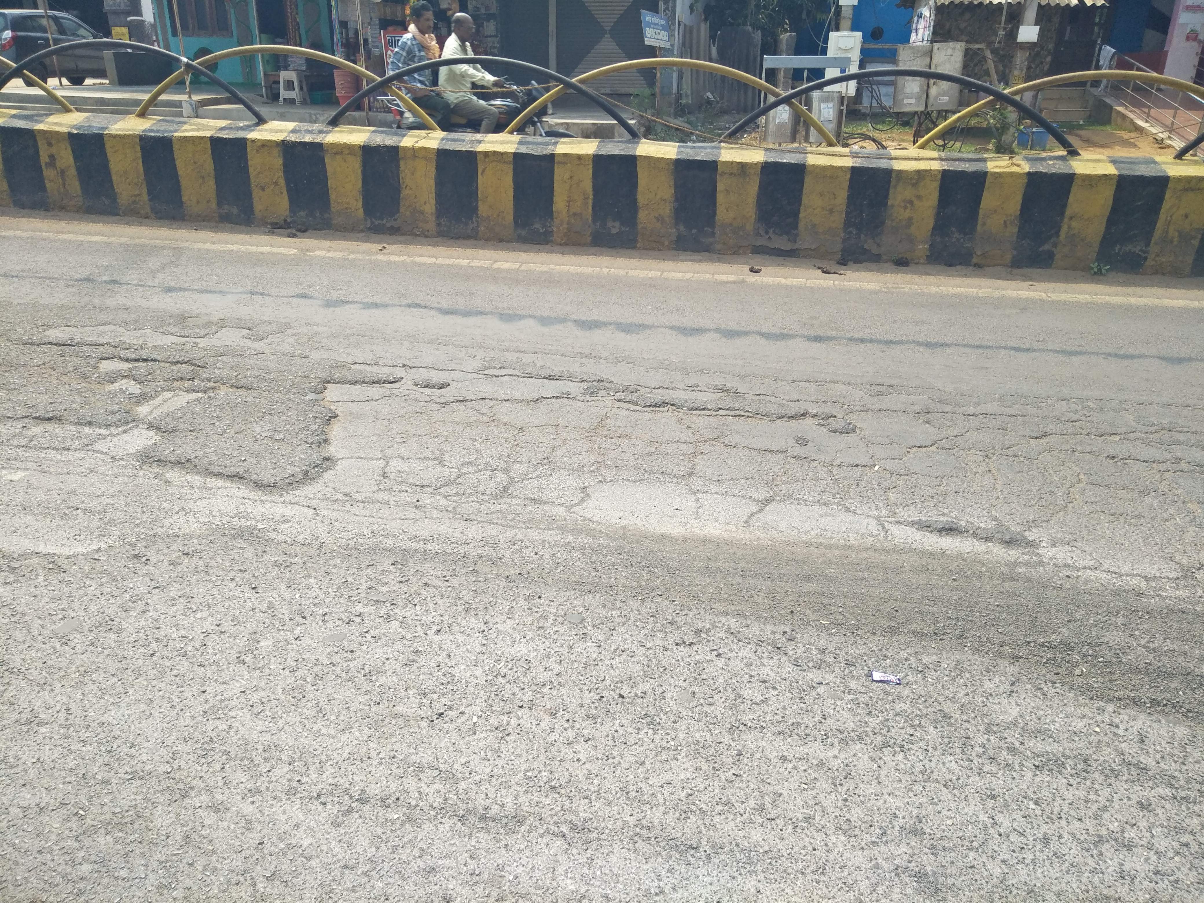 जर्जर सडक़ से परेशानी