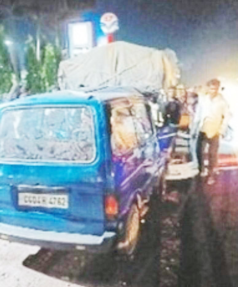 ट्रक में जा घुसी वैन, पति-पत्नी समेत 3 जख्मी