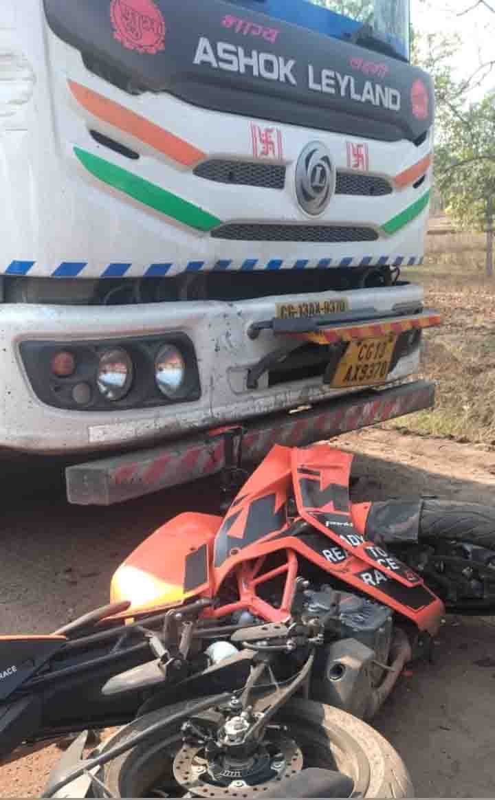खड़े ट्रेलर से बाईक जा टकराई, युवक की मौत खड़े ट्रेलर से बाईक जा टकराई, युवक की मौत