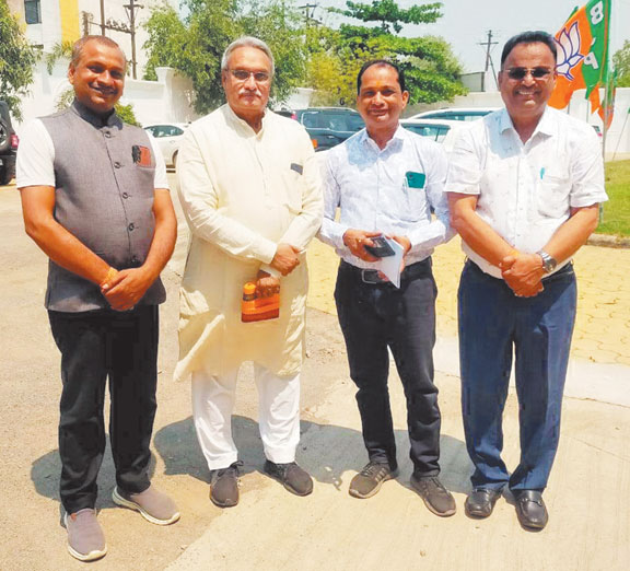 राम प्रताप के शपथ ग्रहण में शामिल हुए भाजपाई राम प्रताप के शपथ ग्रहण में शामिल हुए भाजपाई