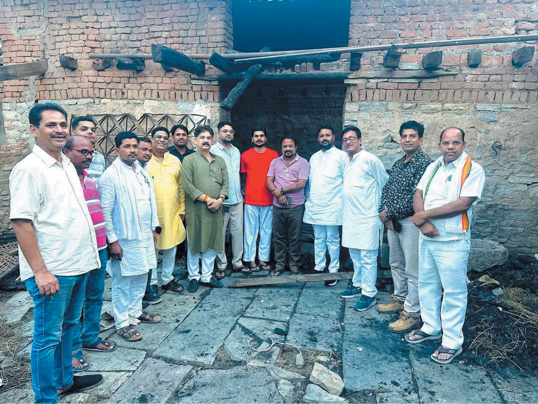 चंद्रा परिवार से मिले चंद्रदेव राय चंद्रा परिवार से मिले चंद्रदेव राय