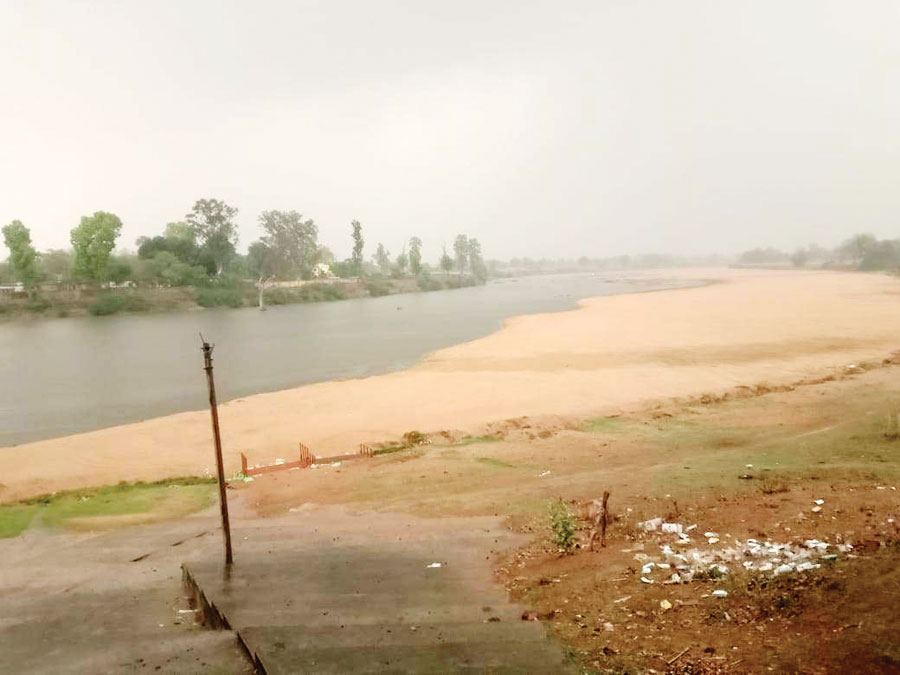 बारिश के साथ हल्की ओलावृष्टि बारिश के साथ हल्की ओलावृष्टि