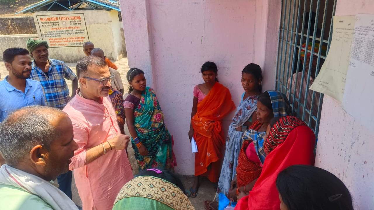 सुशासन तिहार: कलेक्टर ने मैनपाट विखं का किया दौरा