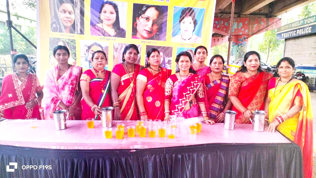 मैथिल क्षत्रिय समाज की महिलाओं ने किया शरबत वितरण मैथिल क्षत्रिय समाज की महिलाओं ने किया शरबत वितरण