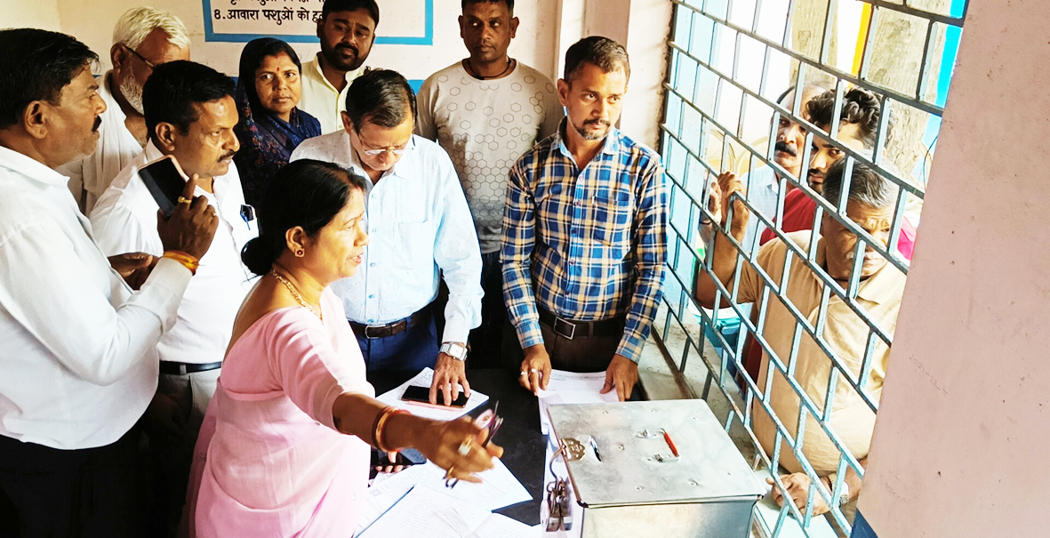 महापौर पहुंचीं सुशासन तिहार में, काउंटर पर बैठ किया फार्म वितरण महापौर पहुंचीं सुशासन तिहार में, काउंटर पर बैठ किया फार्म वितरण