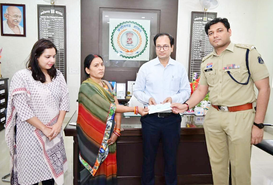 कलेक्टर ने भेंट किया 3 लाख का चेक कलेक्टर ने भेंट किया 3 लाख का चेक