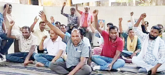 पंचायत सचिवों की भूख हड़ताल शुरू