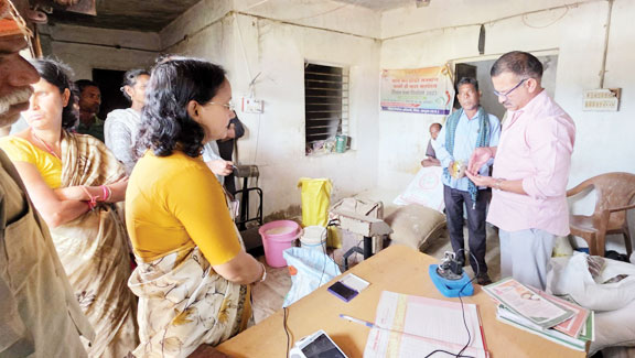 कलेक्टर ने पीडीएस दुकान का किया निरीक्षण, कहा-लापरवाही बर्दाश्त नहीं